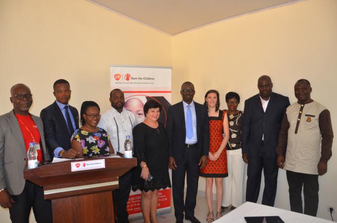 Photo de famille avec les réprésentant de GSK, Save the Children UK et Côte d'Ivoire 